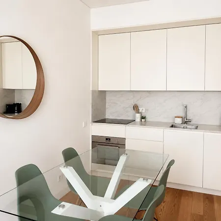 Modern 1 Bedroom Flat In Apartment *