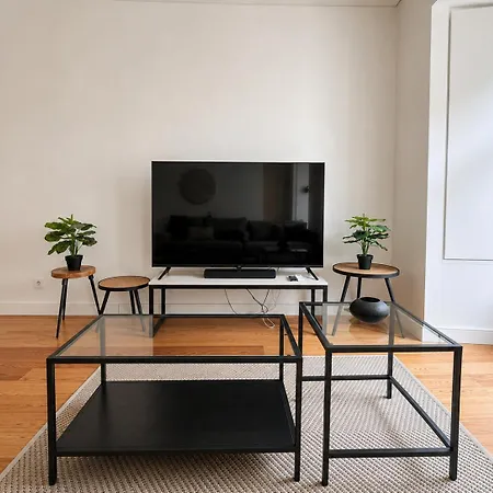 Modern 1 Bedroom Flat In Apartment *